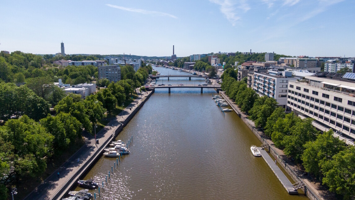 Ilmakuva kaupungin läpi virtaavasta joesta.