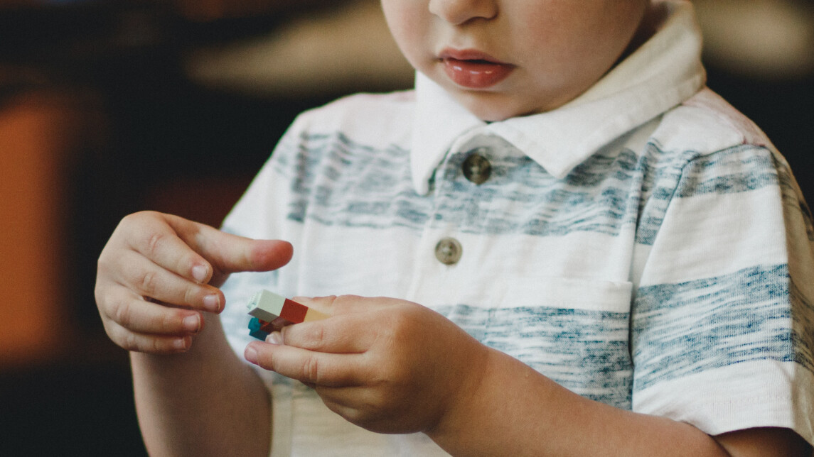 Kuvituskuvassa lapsi leikkii palikoilla