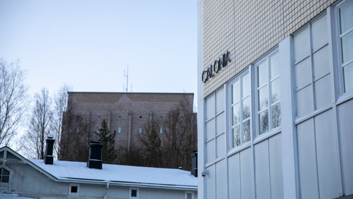 Calonia-rakennus talvimaisemassa, taustalla vesilinna