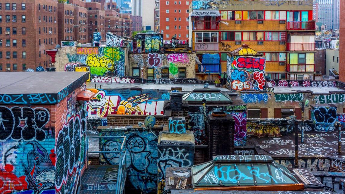 Graffiteja rakennusten katoilla ja seinillä New Yorkissa.