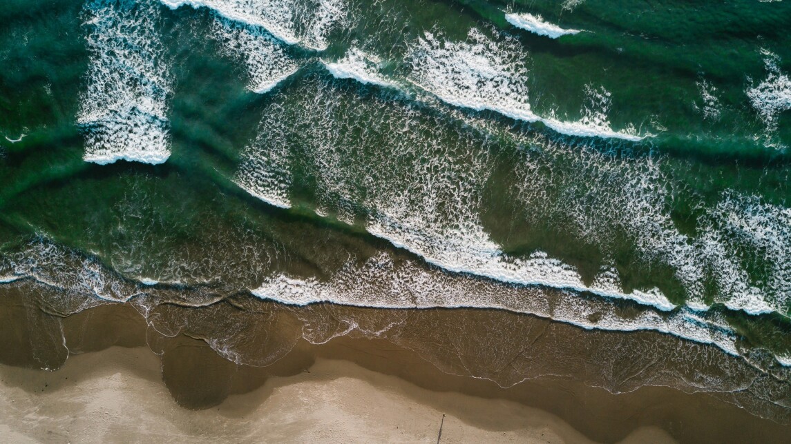 Meren aallot iskevät rantaan.