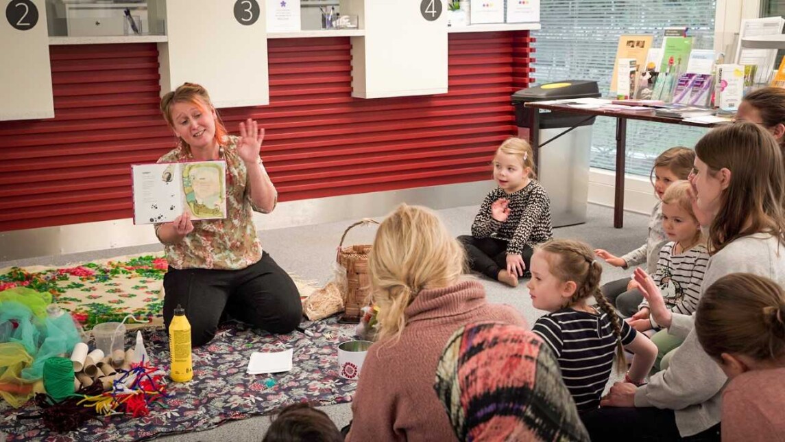 Veera Vähämaa ja lapsia sanataidehetkessä Discossa.