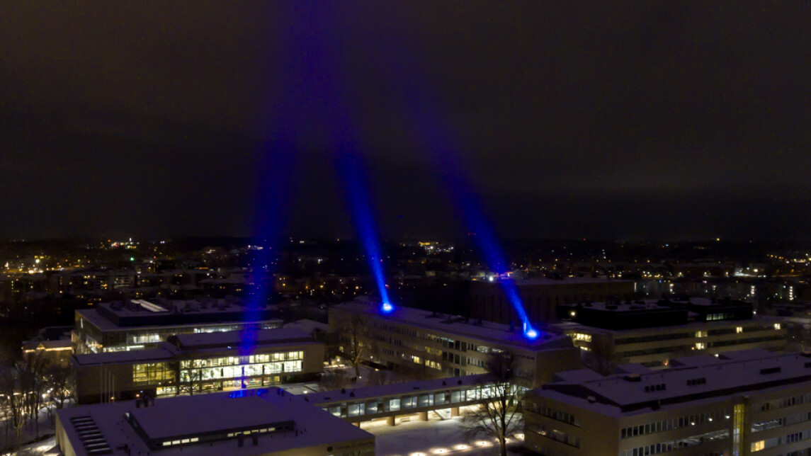 Valon polku -tapahtuman Tieteen valo -valoteos yliopiston keskusaukiolla