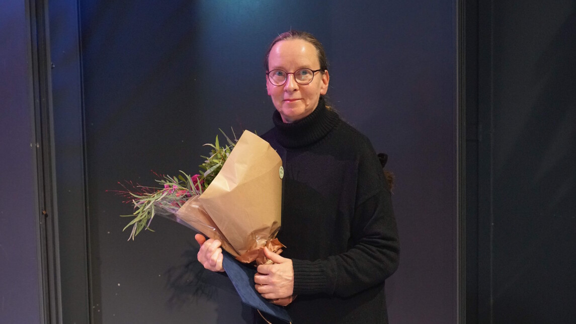 Maarit Wuorela poseeraamassa kukkien kera