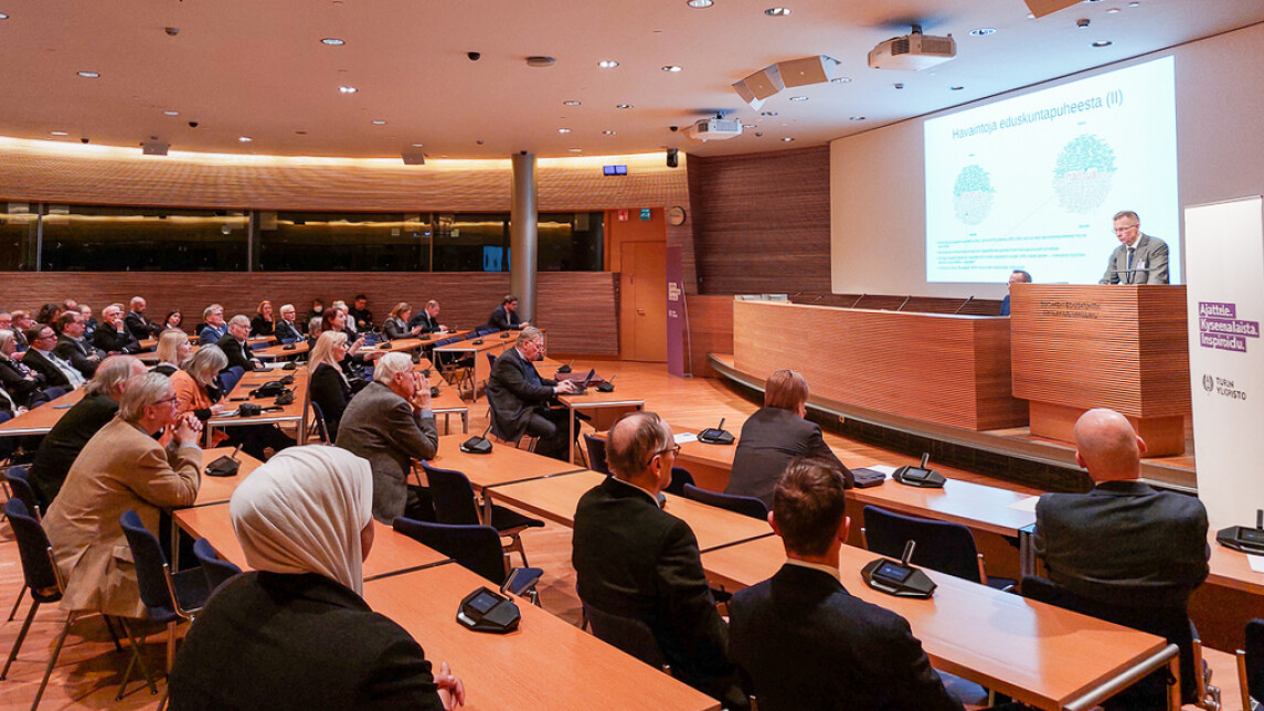 Pikkuparlamentin salissa puhuja edessä