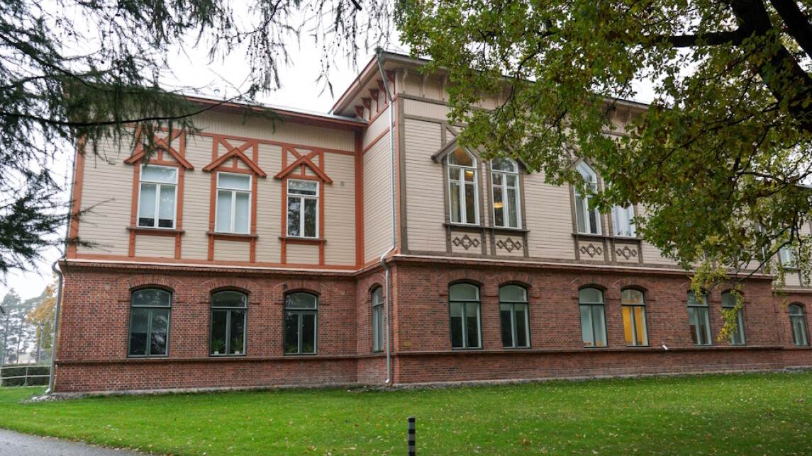 Kampusrakennus ulkoapäin kuvattuna.