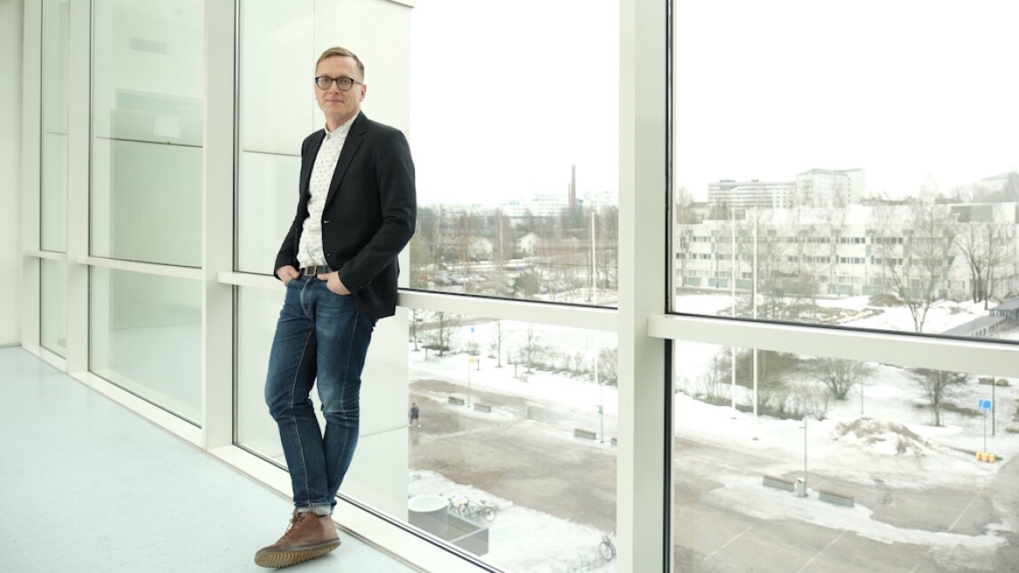 Jani Erola nojaa kaiteeseen lasisessa käytävässä.