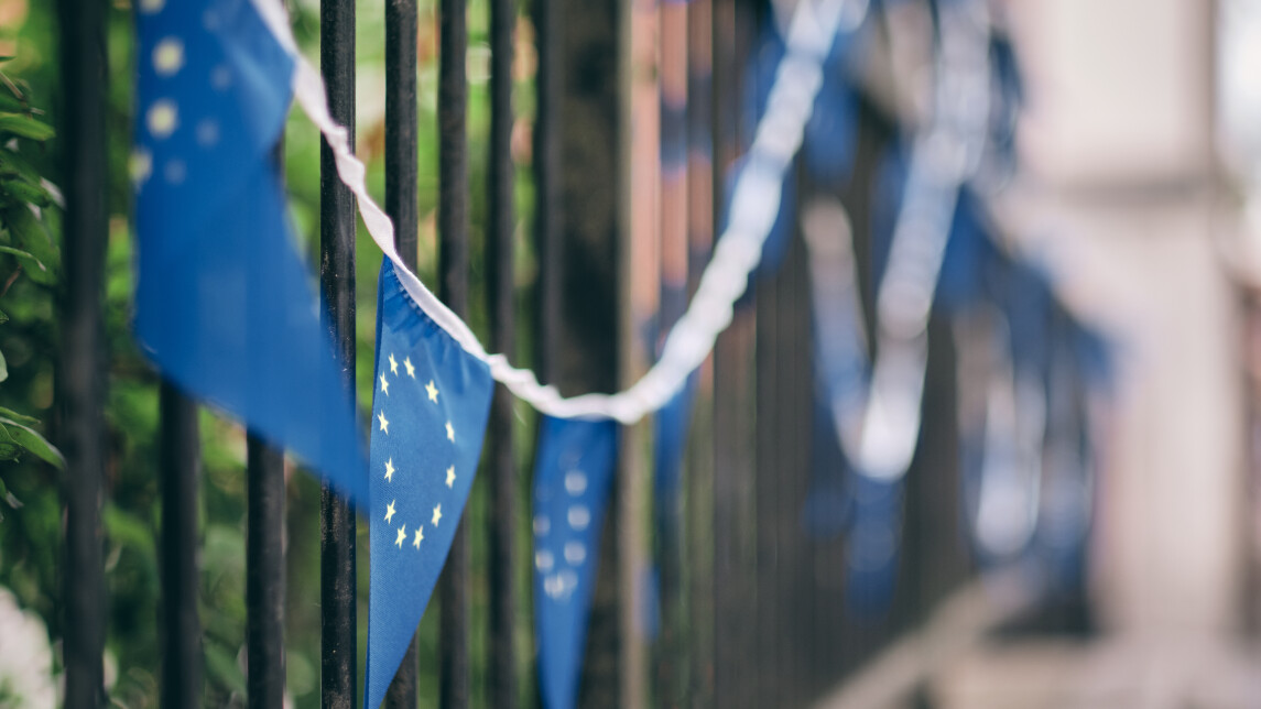 Sillan kaiteeseen kiinnitettynä pieniä EU-viirejä.