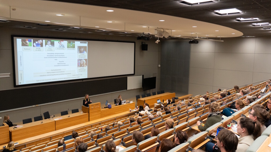 Ihmiset luentosalissa seminaarissa.