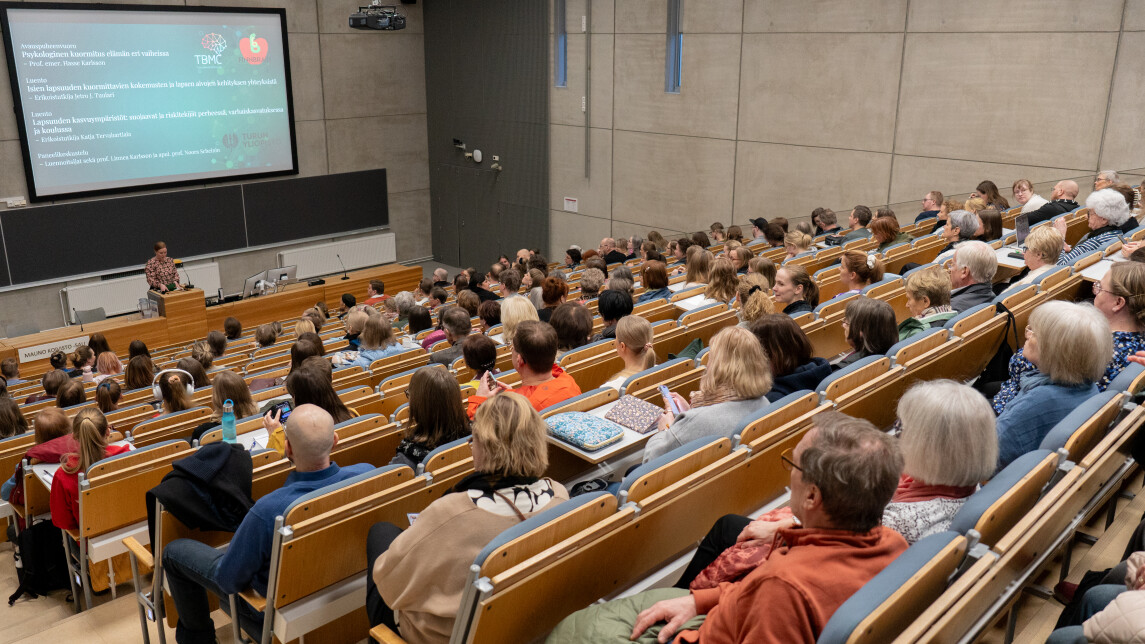 Luentosali täynnnä ihmisiä