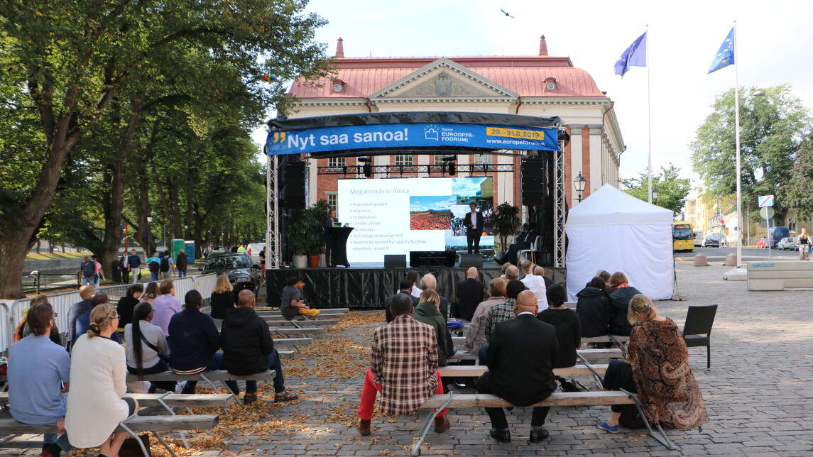 Turun Vähätorilla vuonna 2019 ollut Eurooppa-foorumin lava, ja katsomossa ihmisiä istumassa.