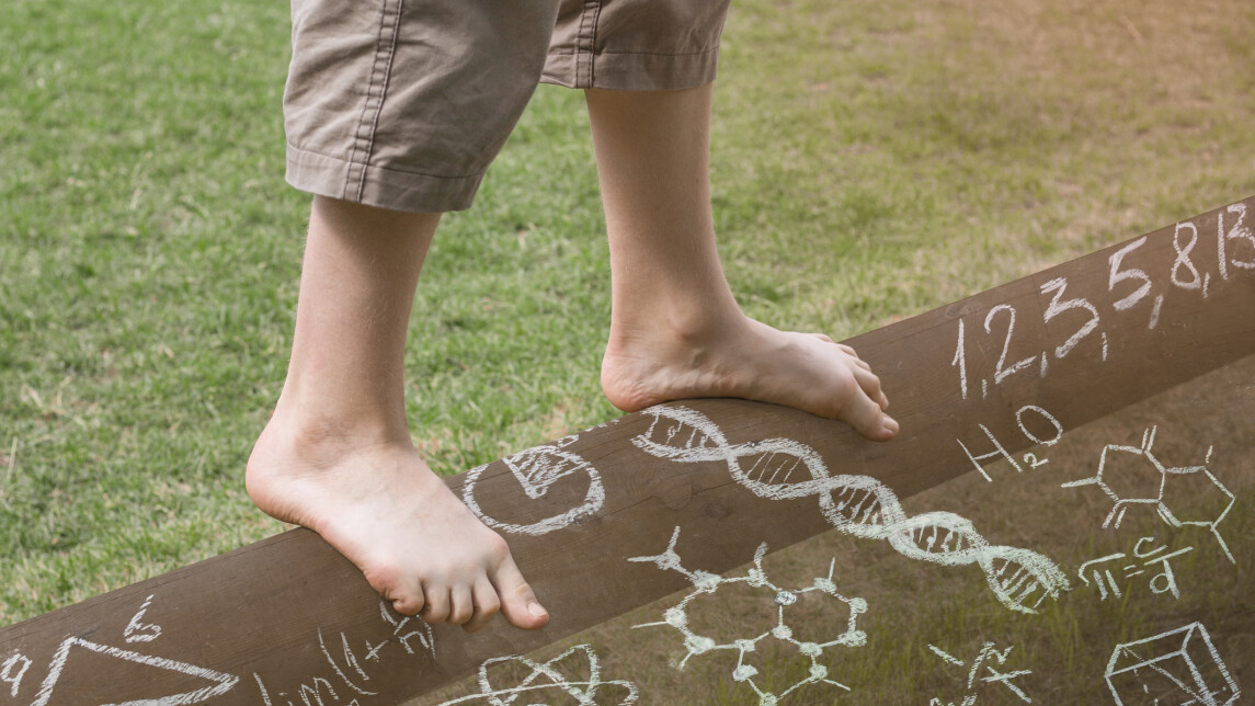 Lapsen tasapainoilee puomilla, kuvassa näkyvät vain jalat ja jalkojen edessä on erilaisia kaavoja