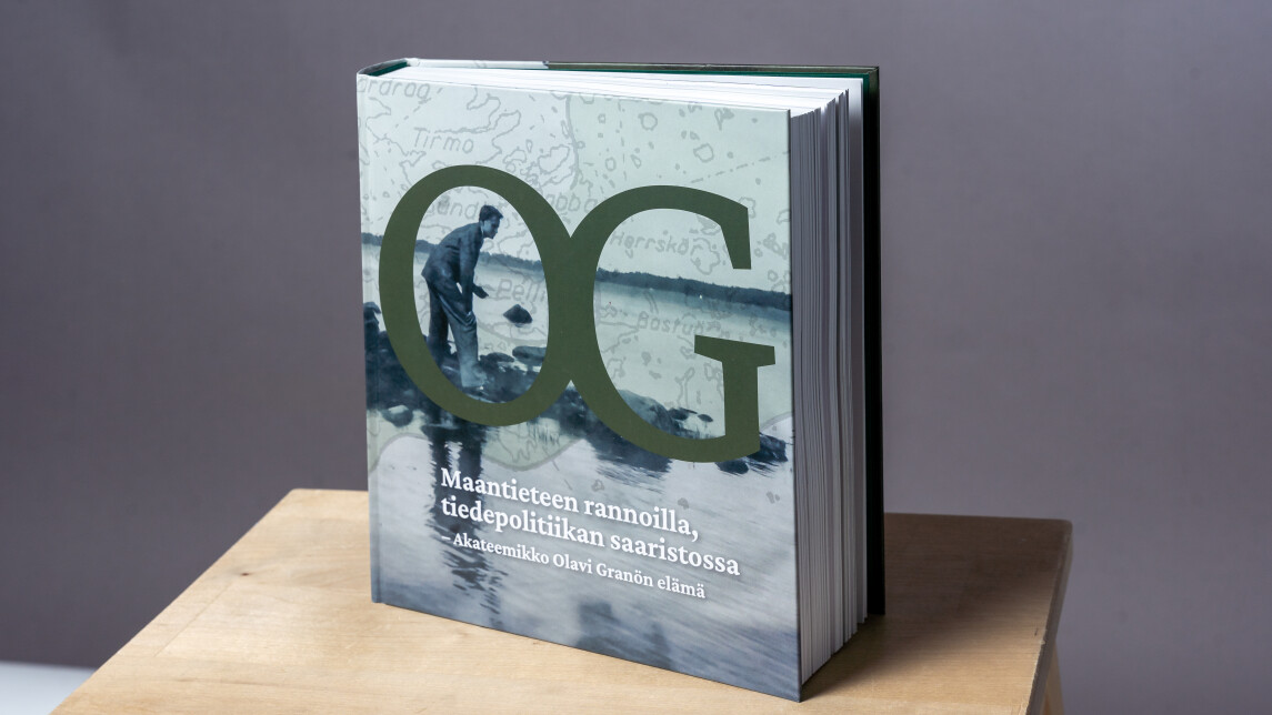 Maantieteen rannoilla, tiedepolitiikan saaristossa – Akateemikko Olavi Granön elämä (2024) -teoksen kansikuva. 