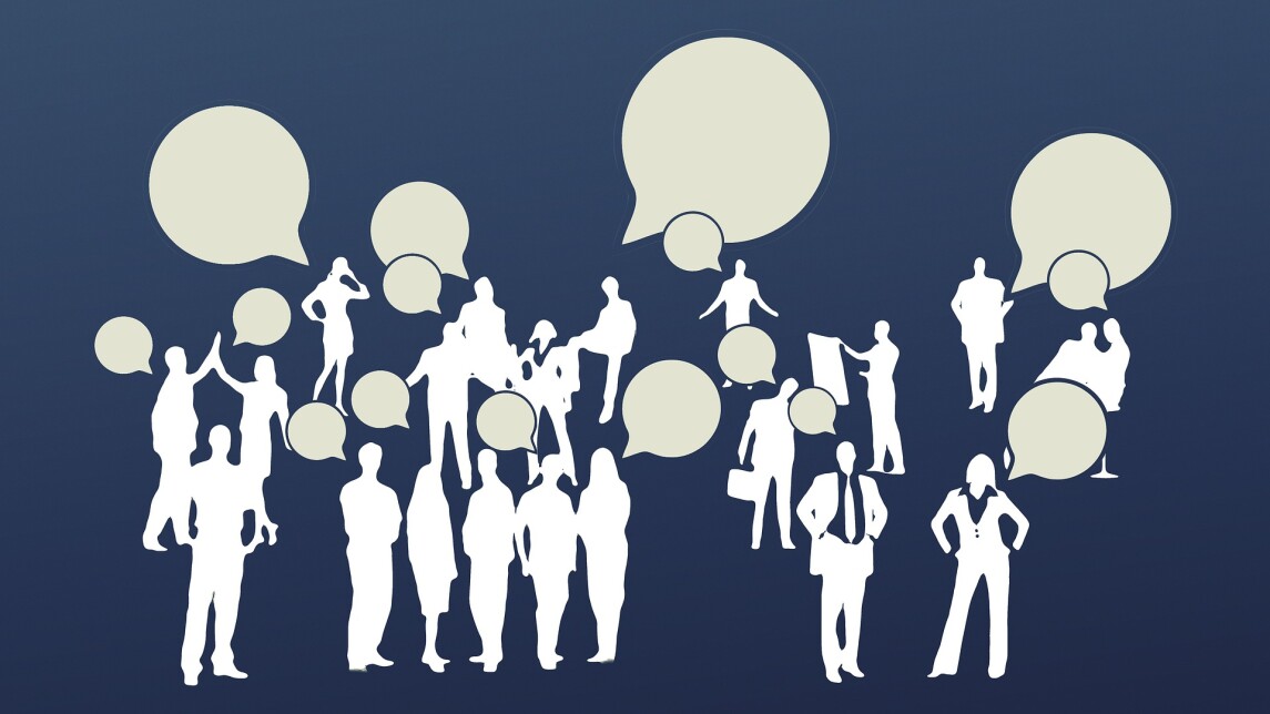 Joukko ihmisiä keskustelevat keskenään, piirros.