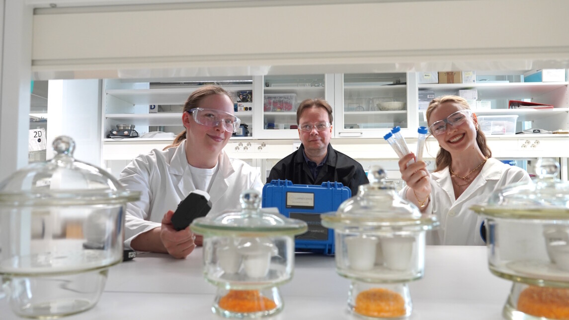 Nellie Inkinen, Isabella Pönkkä ja Mika Lastusaari laboratoriossa.