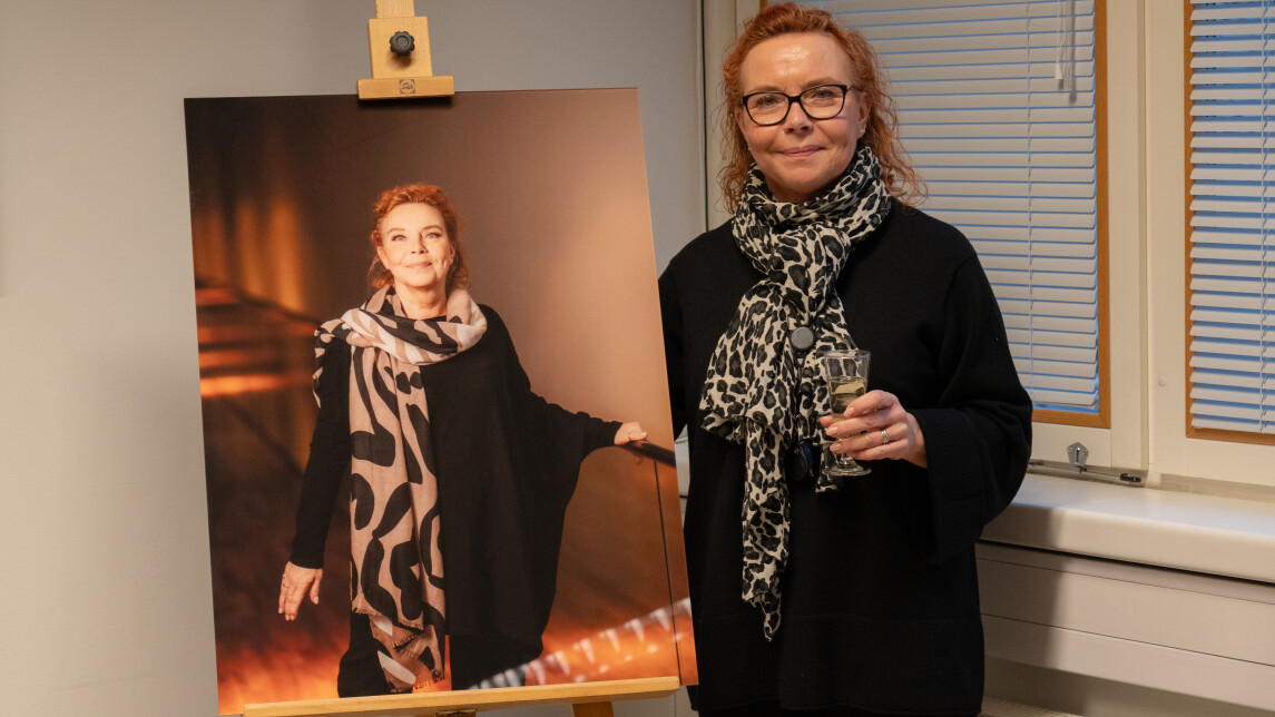 Jaana Hagström poseeraamassa muotovalokuvansa kanssa