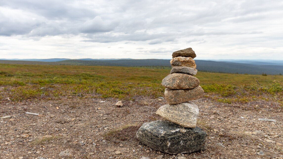 Avara syysmaisema Lapissa, etualalla päällekkäin kasattuja kiviä.