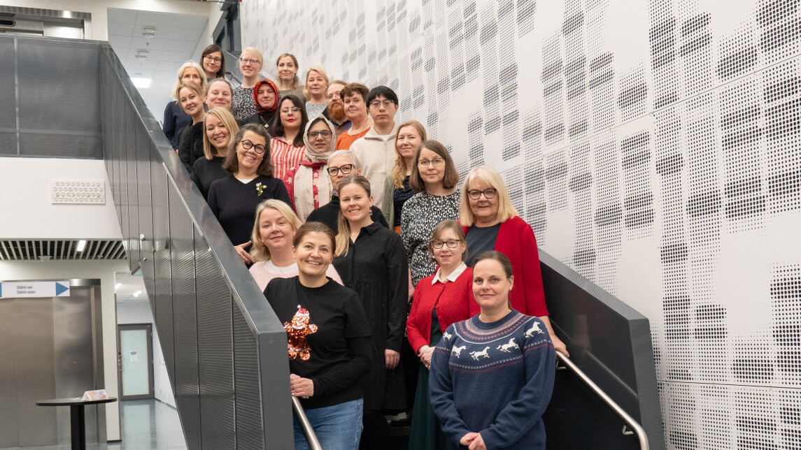 Hoitotieteen henkilökuntaa Medisiinan portaikossa