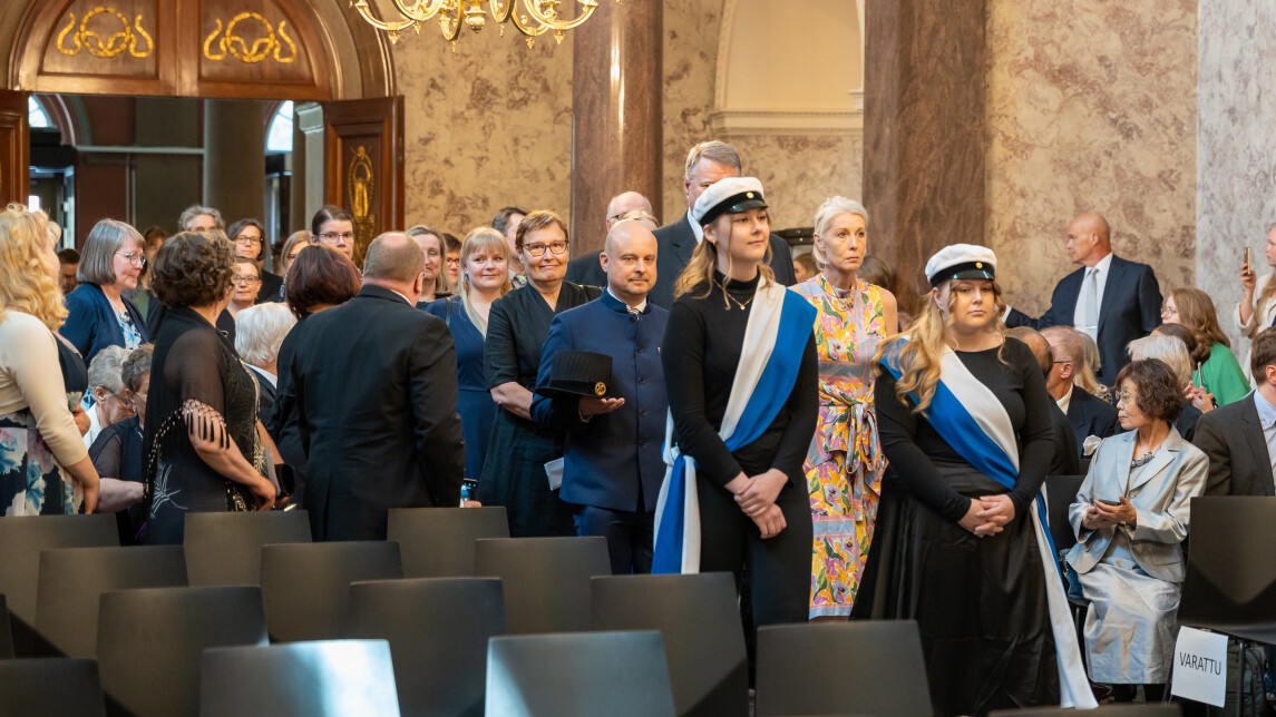 Maistereiden kulkue saapuu humanistisen tiedekunnan publiikkiin Akatemiatalossa 13.6.2023