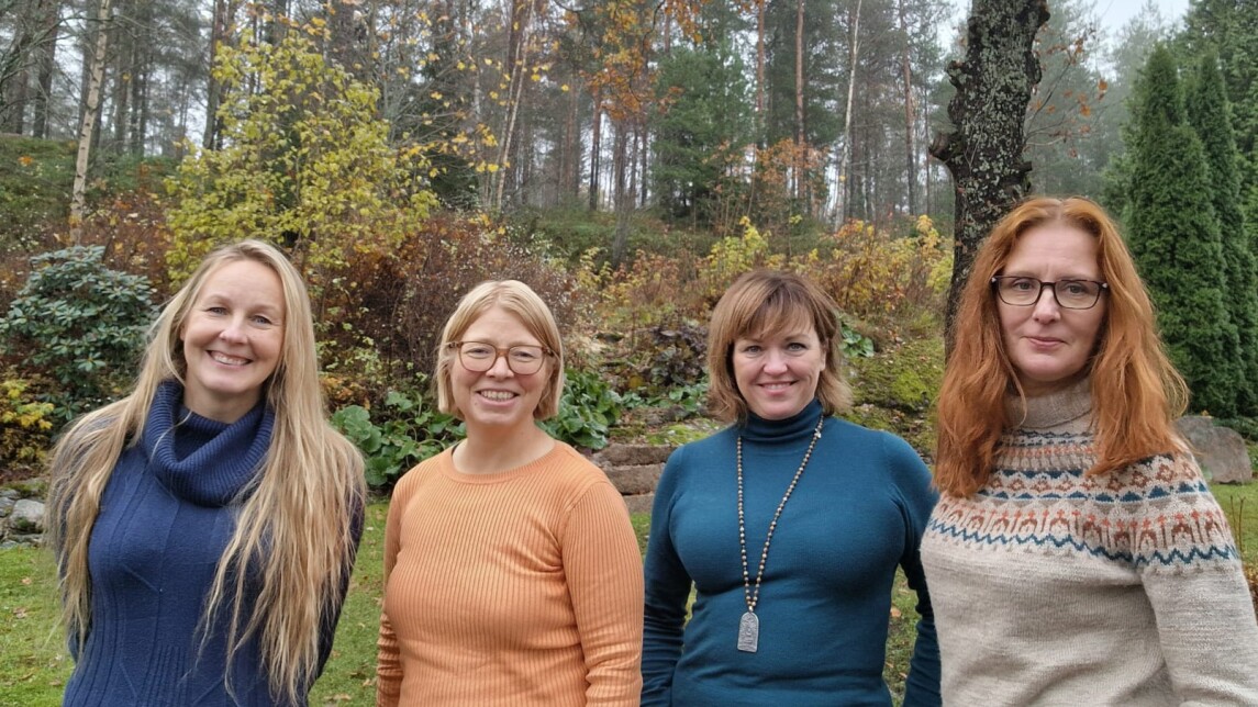 Virpi Lummaa, Veronika Laippala, Päivi Onkamo ja Outi Vesakoski lähikuvassa ulkona.