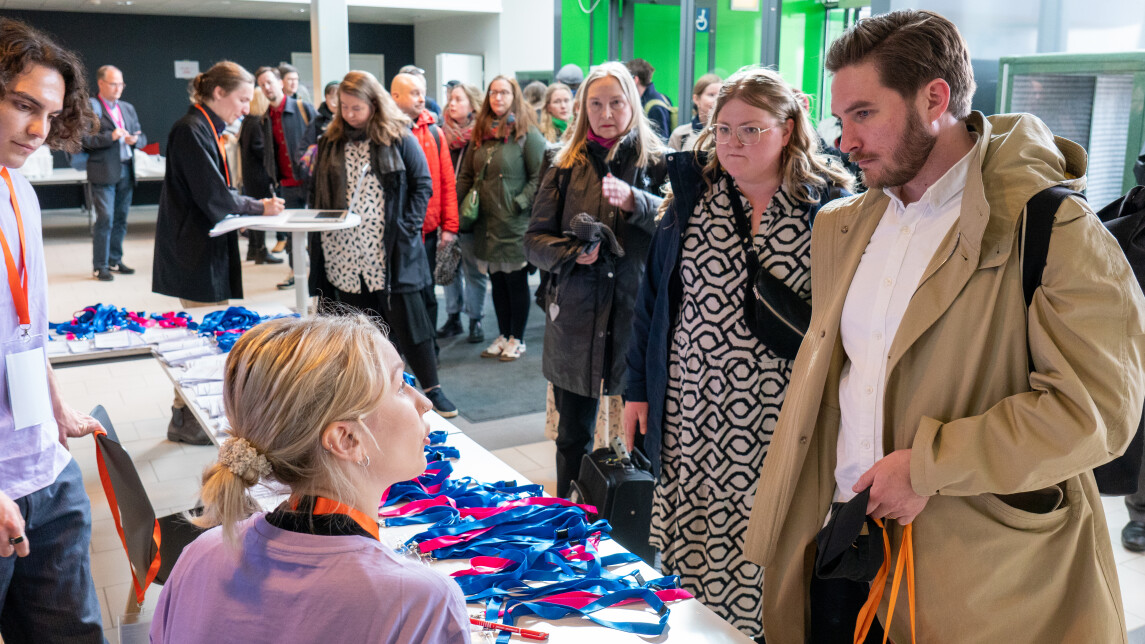 Väkeä ilmoittautumassa.