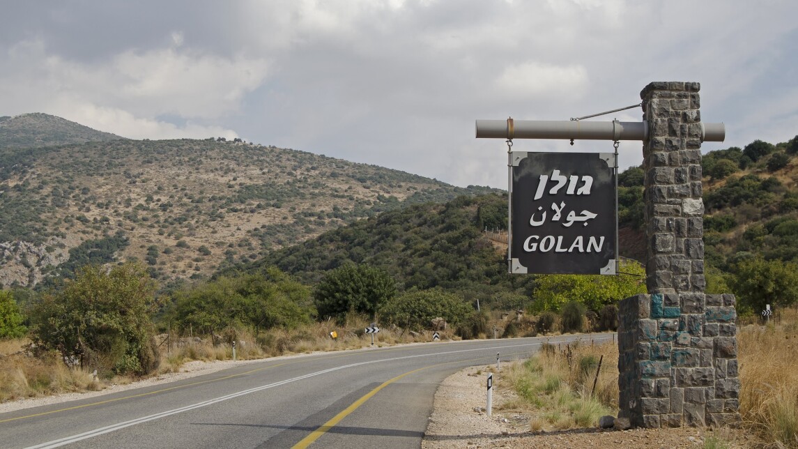 Maisemakuvassa Golanin kukkulat ja nimikyltti