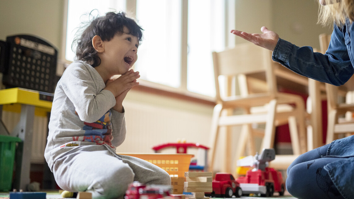 Lapsi leikkii lattialla