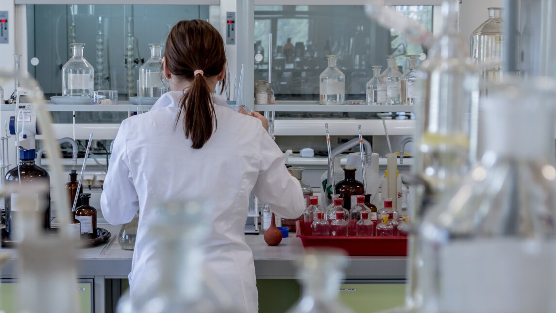 Aihekuva laboratoriosa, kuvitusta IMUFELLOW uutiseen 