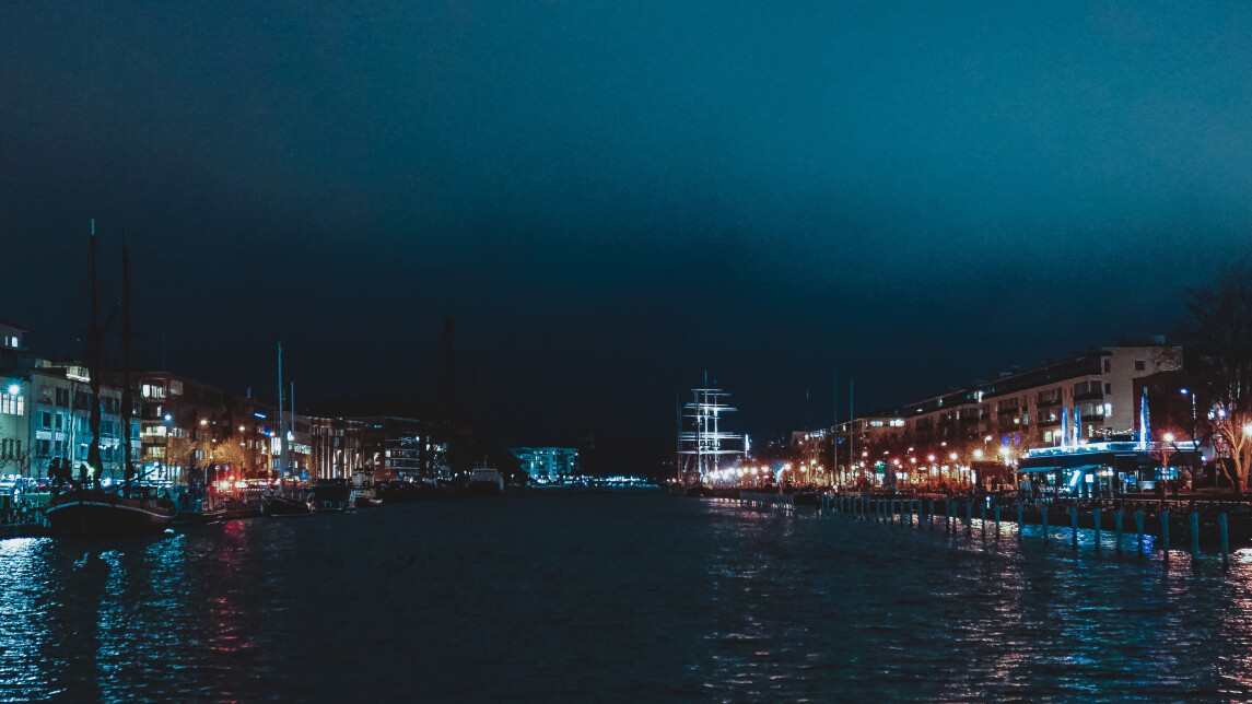 Kuvituskuva Turun jokiranta ilta-aikaan