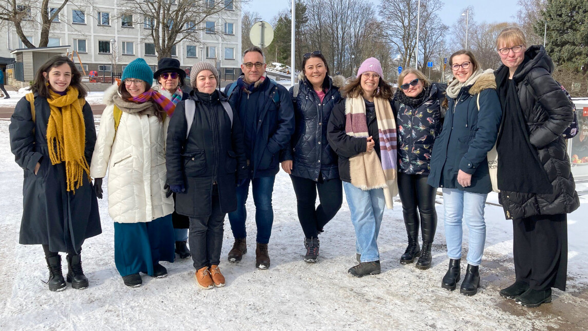 Talvikoulun osallistujia talvisessa maisemassa Turun yliopiston kampuksella.