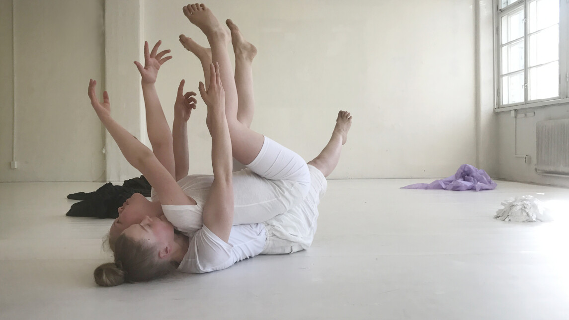 Tanssijat makaavat maassa kädet ja jalat ilmassa