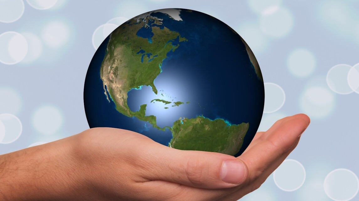 alt="maapalloa kannatteleva ihmisen käsi symbolisoi ihmisten vastuuta kestävästä kehityksestä"