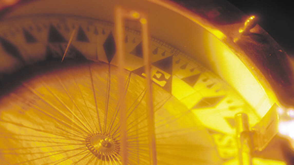 Osittainen kuva keltasävyisestä kompassista