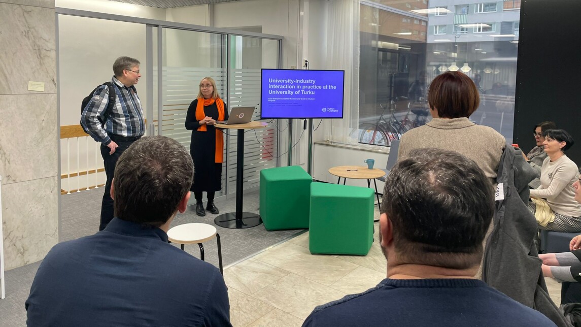 Opintovieraat seuraavat esitystä yrittäjyystila Konttorissa