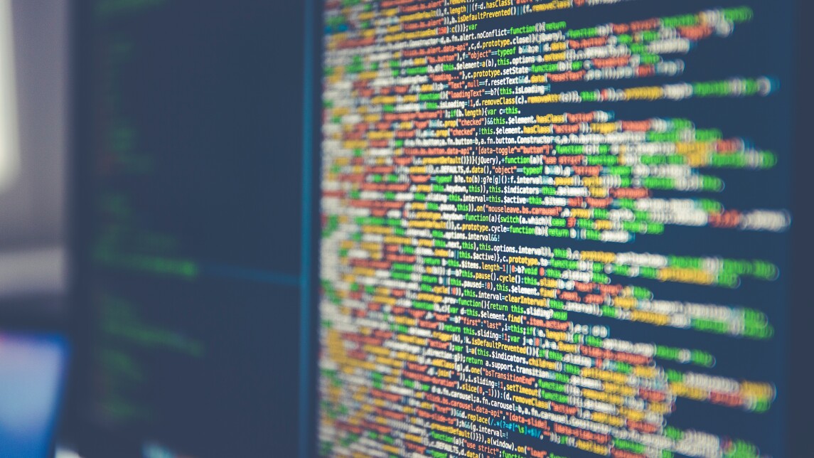 Erivärisiä koodeja tietokoneen mustataustaisella näytöllä.