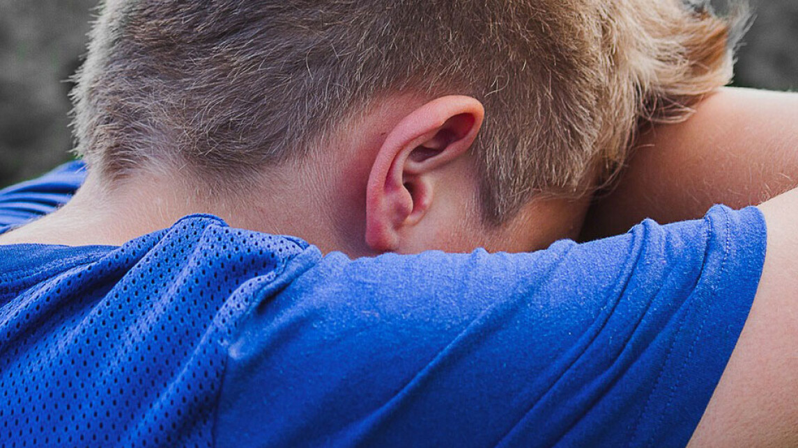 poika nojaa käsivarsiin