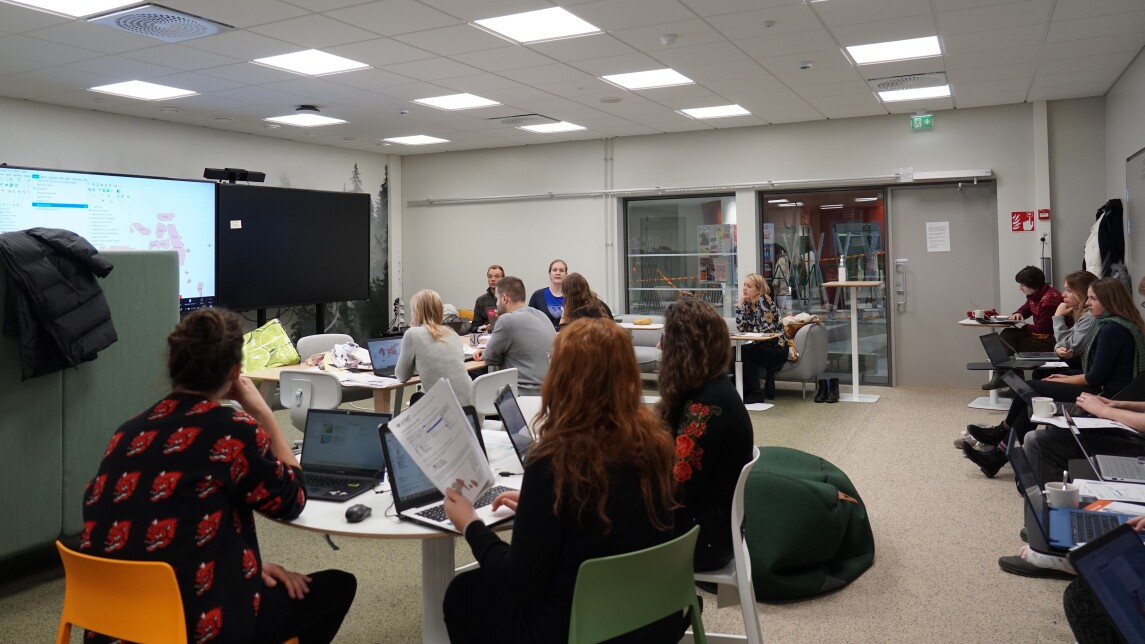 Monitieteisen kurssin osallistujia Arcanumin Luoma-tilassa.