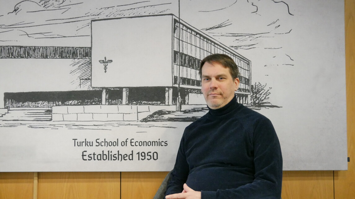 Antti Fredriksson kauppakorkean aulassa