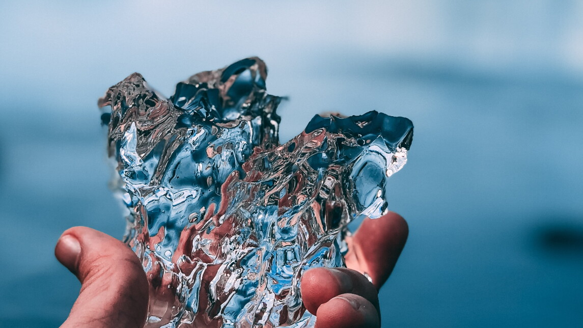 Käsi pitelemässä jääpalaa