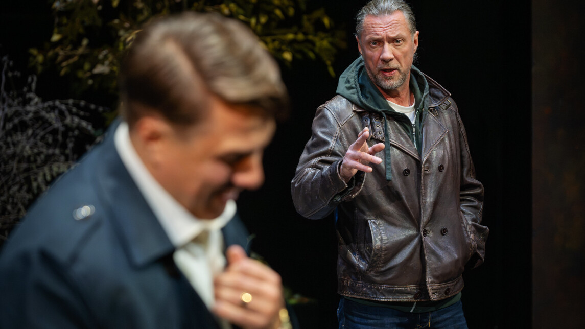 kuvituskuva päällikkö-näytelmästä näyttelijät sami lalou ja antti reini lavalla