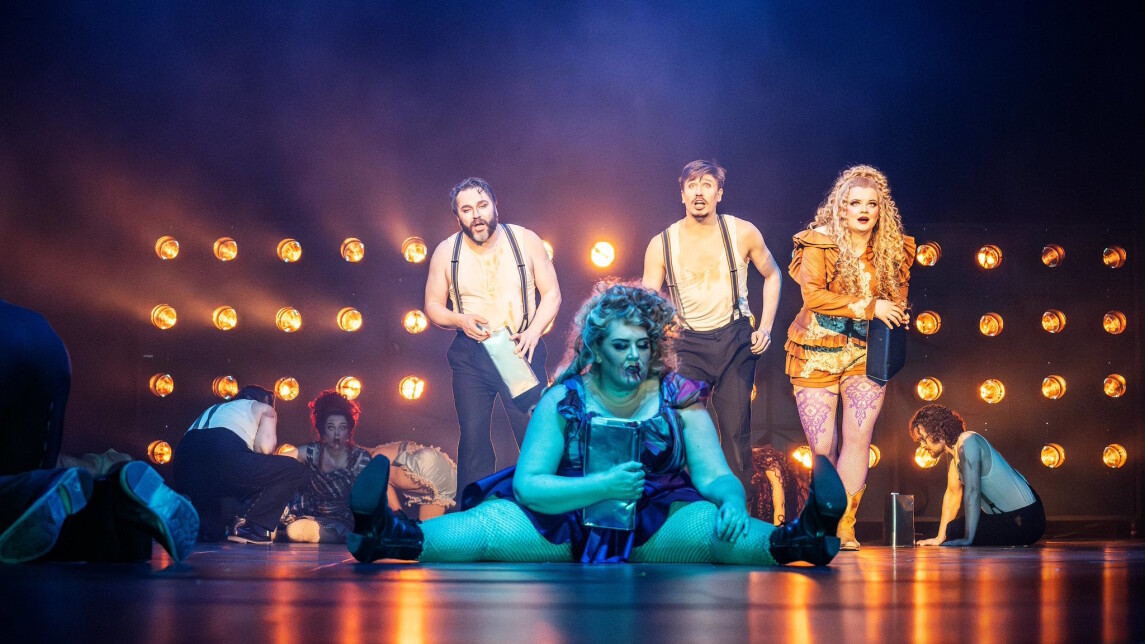 Mahagonny-oopperan näyttelijöitä ja tanssijoita