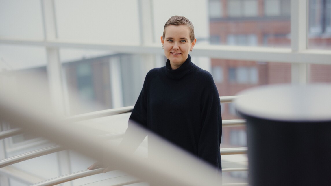 Laura Elo portaikossa, taustalla suuri ikkuna.