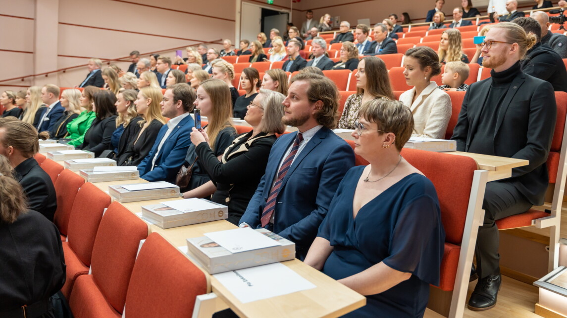 Vastavalmistuneita maistereita oikeustieteellisen tiedekunnan publiikissa 9.12.2022