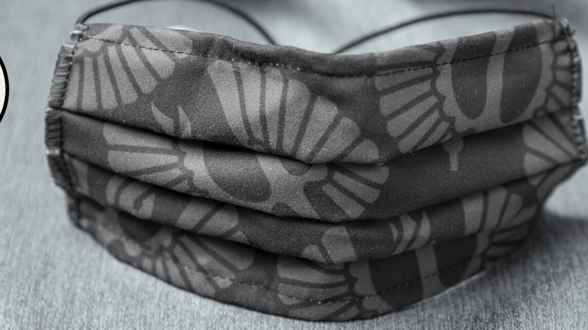 Kuva kasvomaskista ja vihreästä liikennevalosta