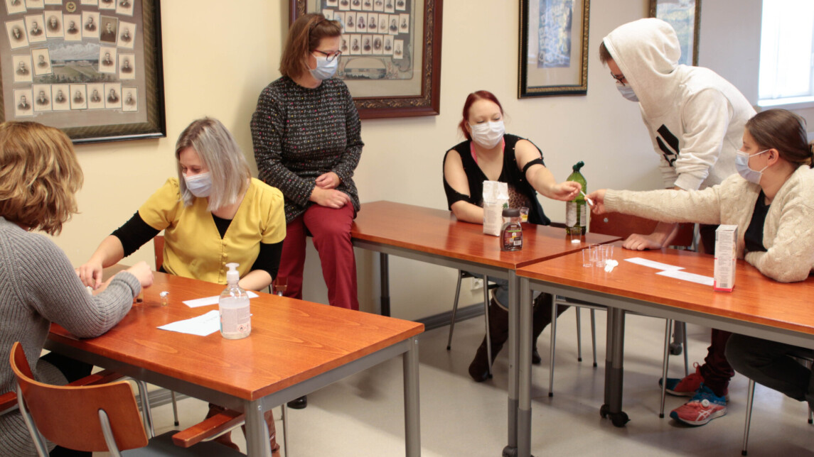 Opiskelijoita tutkimassa näytteitä.