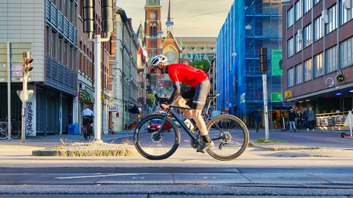 Ihminen pyöräilee kaupungissa.