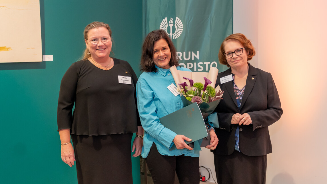 Rehtori Marjo Kaartinen (oikealla) ja vararehtori Maija S. Peltola (vasemmalla) jakoivat vuoden vaikuttavuustekotunnustuksen professori Anne Alvesalo-Kuuselle. 