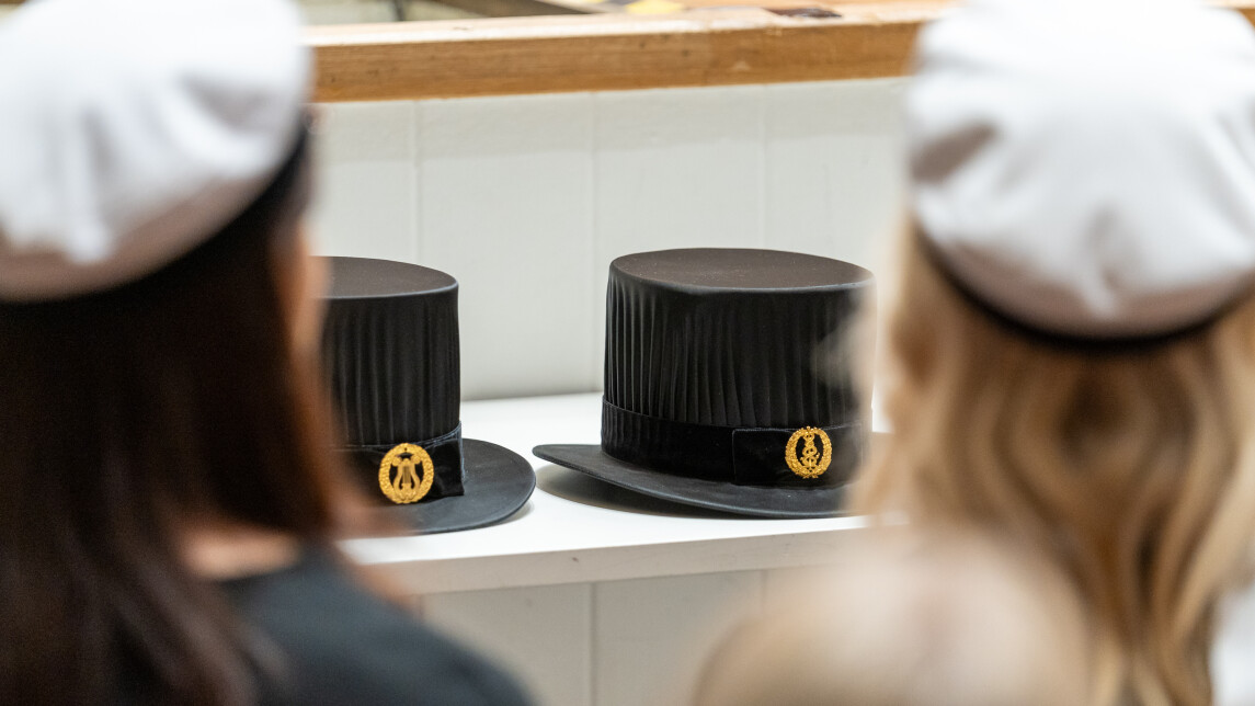 Tohtorinhatut pöydällä