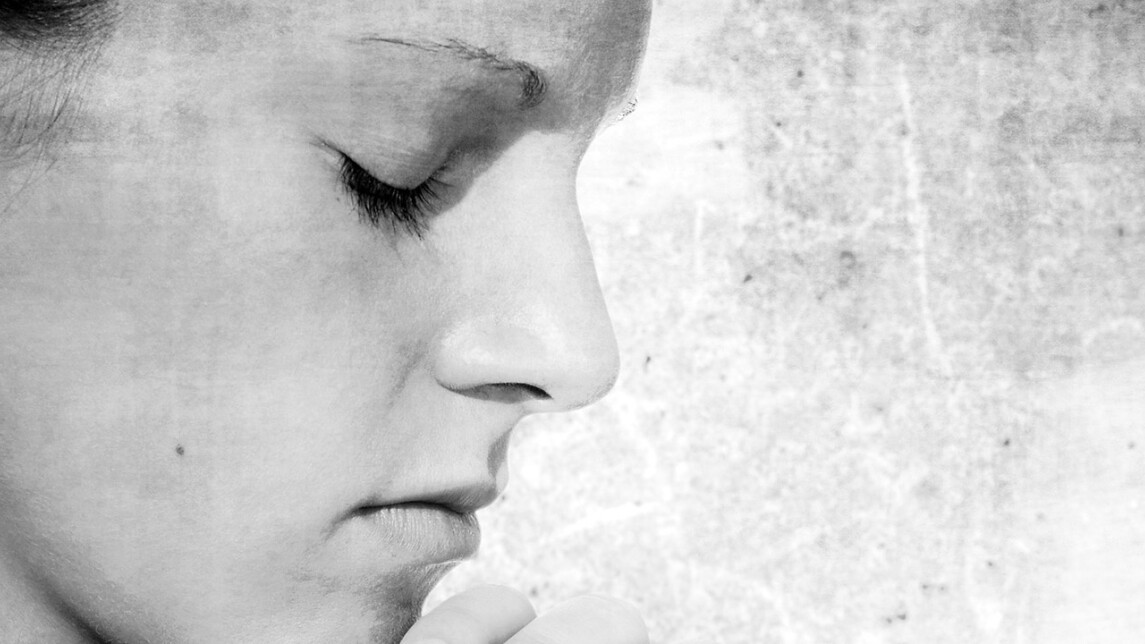 Mustavalkoinen kasvokuva ihmisen kasvoista sivusta katsottuna.