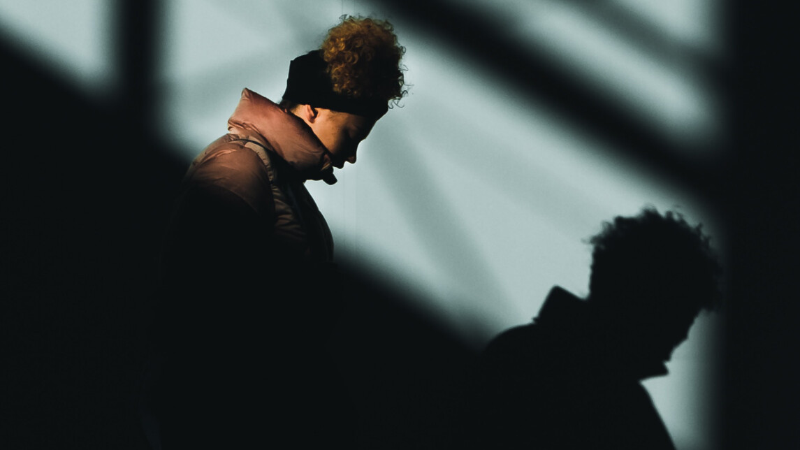 Nainen kävelee portaissa pimeällä